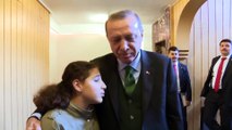 Görme engelli Tuğçe, Cumhurbaşkanı Erdoğan'a Sakarya şiirini okudu