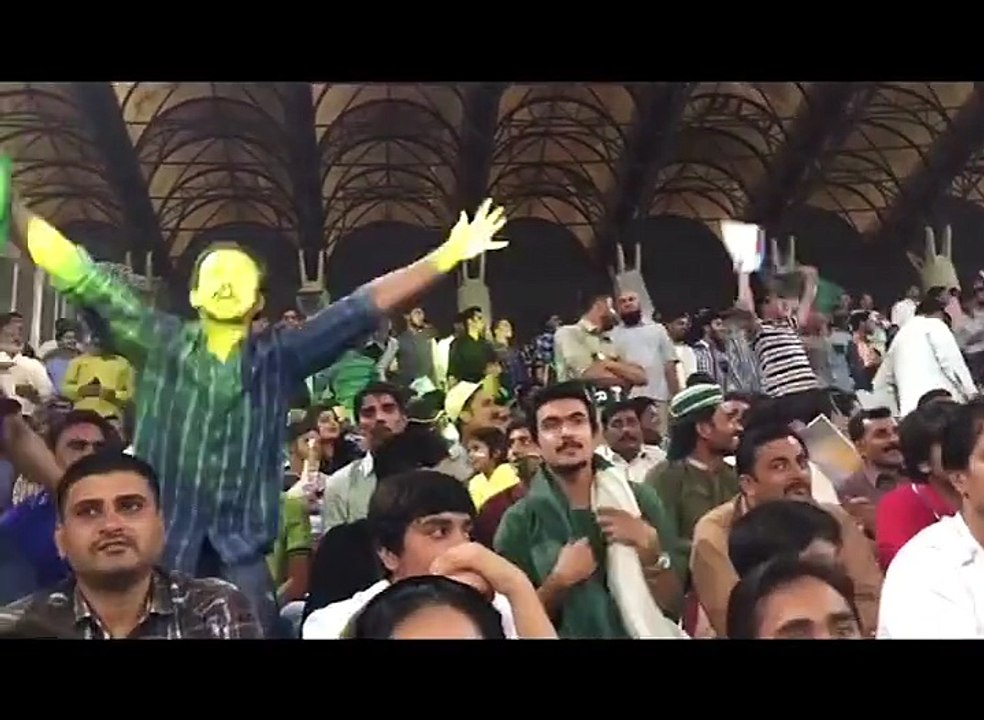 میچ کے دوران اس نوجوان نے ایسی کیا حرکت کر ڈالی کہ جس پر پولیس نے اس کو تشدد کر کے اسٹیڈیم سے باہر نکال دیا