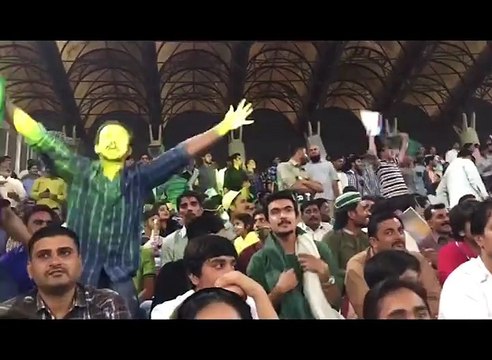 میچ کے دوران اس نوجوان نے ایسی کیا حرکت کر ڈالی کہ جس پر پولیس نے اس کو تشدد کر کے اسٹیڈیم سے باہر نکال دیا