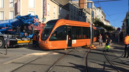 Après une collision avec une voiture, le tram déraille