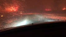 Un homme filme sa fuite en voiture à travers les flammes à Santa Rosa