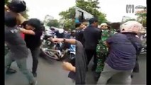 Pengendara Mazda Buang Sampah Sembarangan dan Adu Jotos Dengan Anggota TNI