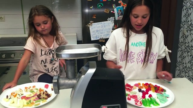 Обычная Еда против Мармелада Челлендж! Обычная Еда против МЯСОРУБКА Real Food vs Gummy Food