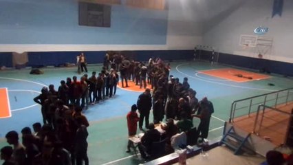 Tosya'da Yakalan Göçmenler Spor Salonunda Tutuluyor