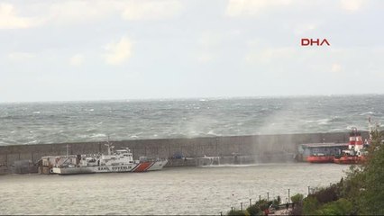 Zonguldak'ta Dalgalar, Liman Duvarını Aştı