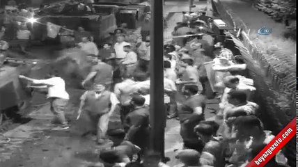 Halk darbecilerin tankını üzerine örtü örterek durdurmaya çalışmış