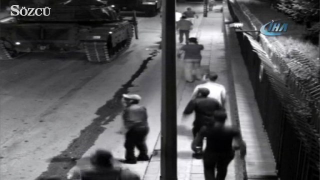 Halk darbecilerin tankını üzerine örtü öterek durdurmaya çalışmış