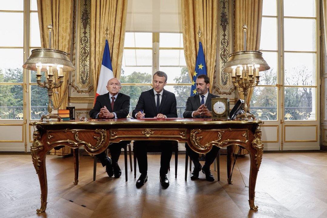 Promulgation de la loi sécurité intérieure et lutte contre le terrorisme par le Président de la République Emmanuel Macron