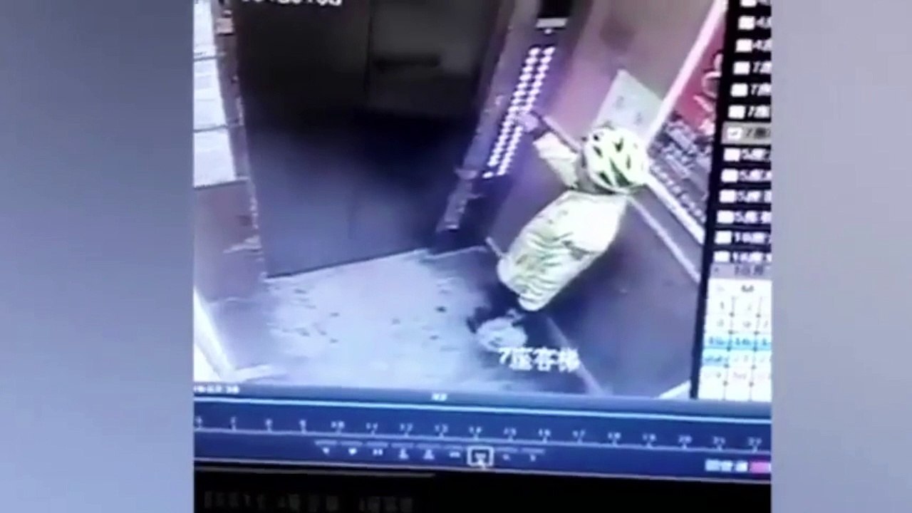 Un livreur de repas à vélo est filmé en train d...