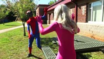 Dondurulmuş Elsa Spiderman Poo Balls çeker! w / Joker, Kaptan Amerika süper kahraman Fun!
