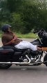 Un motard s’allonge sur sa Harley alors qu’il circule sur l’autoroute