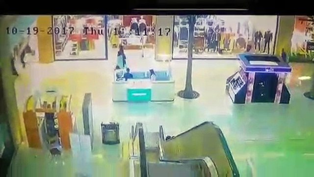 Une fillette se fait emporter par une rampe d’escalator