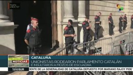 Unionistas rodean el parlamento catalán e insultan a mozos de escuadra