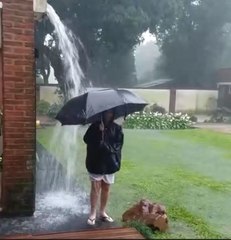 Mientras jugaba bajo la lluvia un rayo le dio lleno a este niño