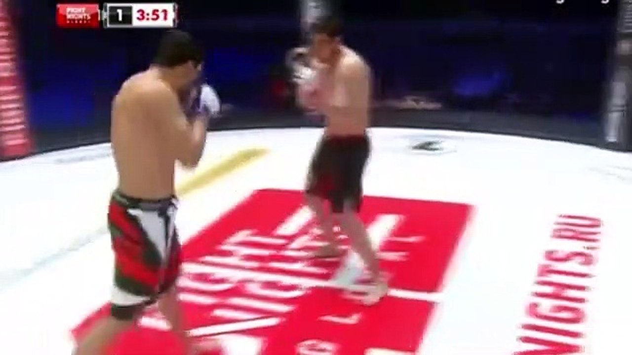 MMA Trata de revivir a su rival tras dejarle KO