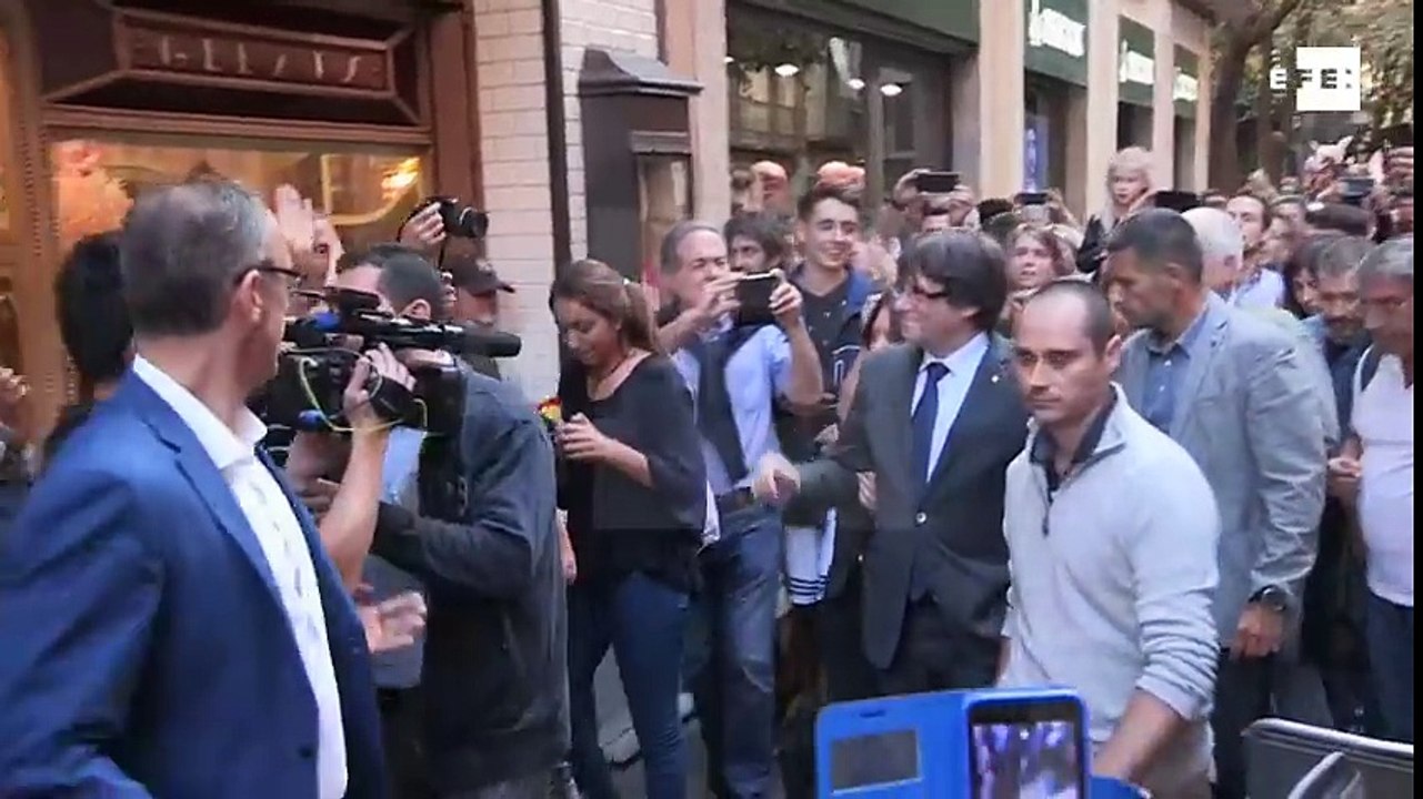 Republic Catalonia: Crowds cheers President Puigdemont in the streets of Girona after his statement