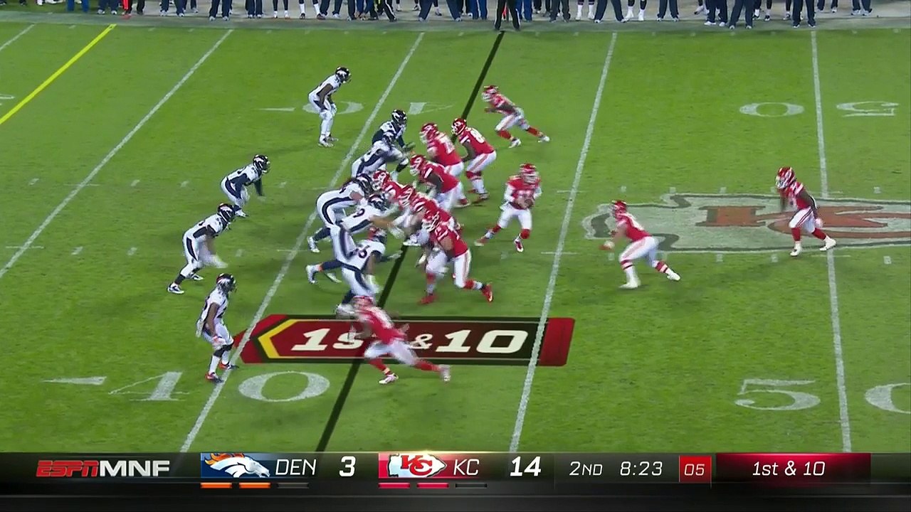 Alex Smith throws absolute dime to Tyreek Hill for 25-yard gain
