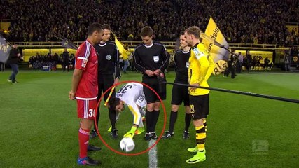 Download Video: Tabiat penjaga gol Borrusia Dortmund 'curi' bola cuit hati netizen