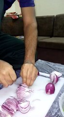 jahangir khan from saudia arab riyadh cuts onion faster than a blender