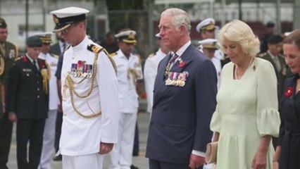 El príncipe Carlos de Gales y su esposa inician una gira asiática en Singapur