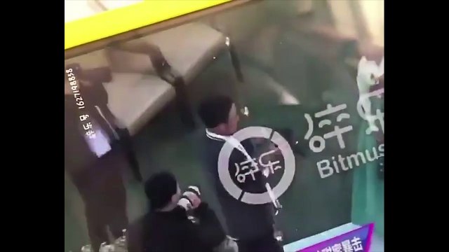 Song Joong Ki và Song Hye Kyo bên trong lễ đường đám cưới