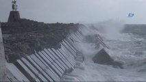 Şiddetli Rüzgarla Oluşan Dev Dalgalar, 7 Metrelik Liman Duvarını Aştı