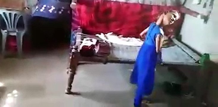 Cette fillette doit vivre avec la tête penchée à 90 degrés