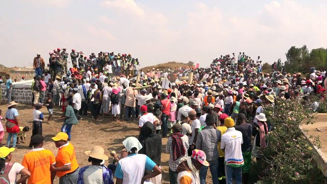 Tanz mit den Toten holt die Pest aus dem Grab