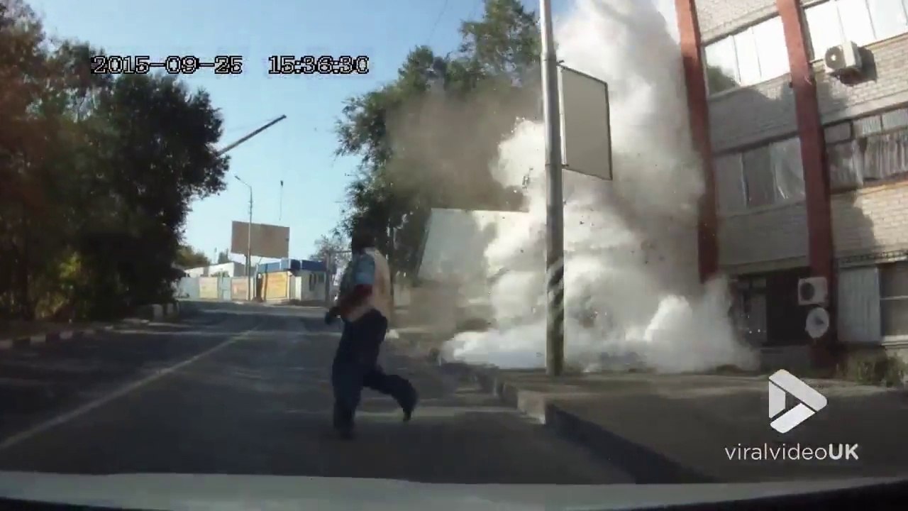 Rempli de farine ce camion fonce dans un immeuble et blanchit la rue !
