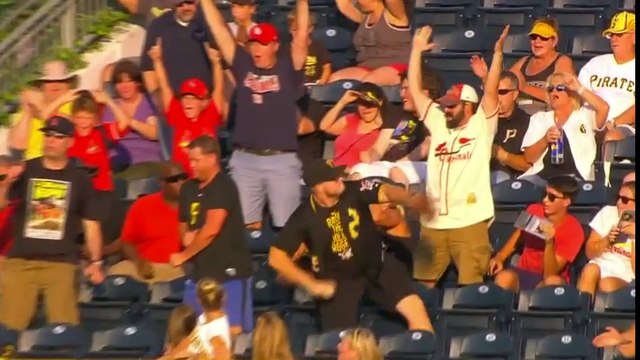 Ce fan jette une balle de baseball par-dessus le stade dans le fleuve en plein match !
