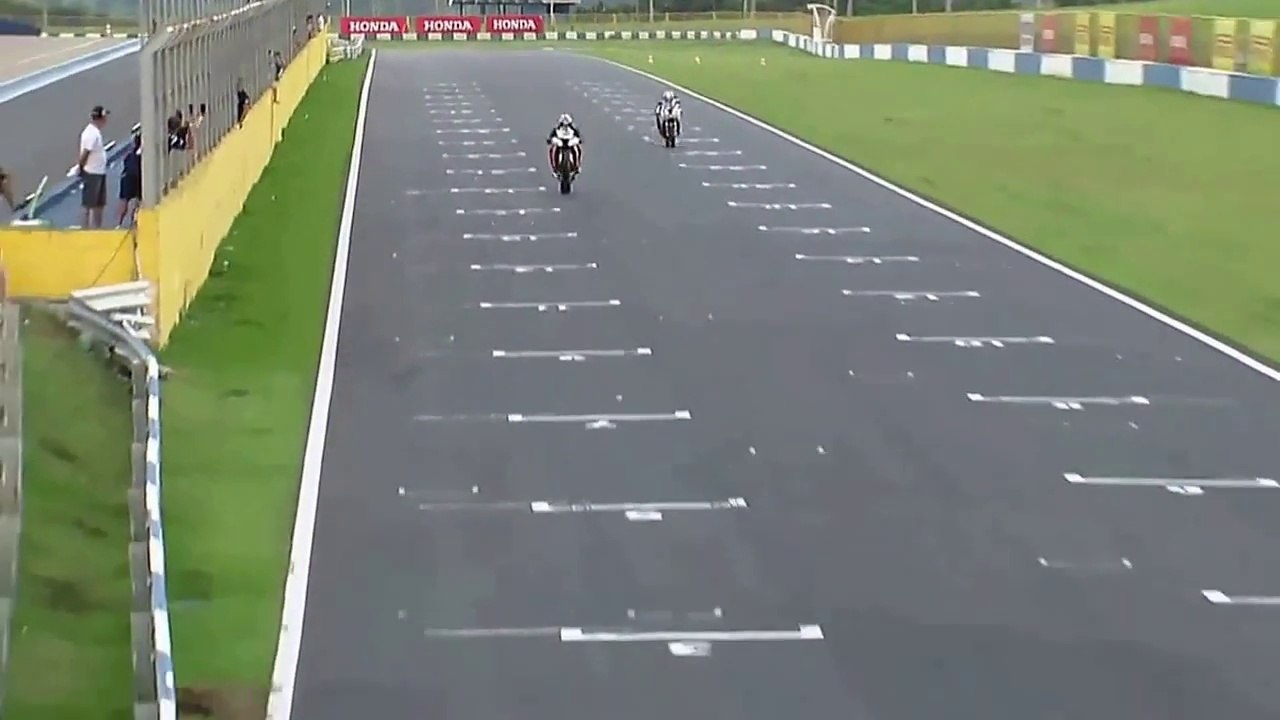 Ce motard célèbre sa victoire trop tôt.. et perd la course sur la ligne d'arrivée !