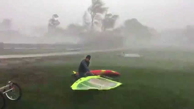 Ce fou veut faire de la planche a voile en pleine tempete !!