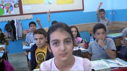 Ortaokuldaki Tüm Sınıfların Kapılarına Türk Bayrağı Resmedildi