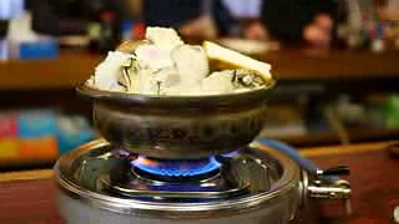 世界中からファンが集まる江戸の下町居酒屋の牡蠣鍋  丸千葉