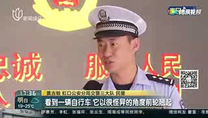女子骑车险后翻 “超人”民警飞奔扶娃