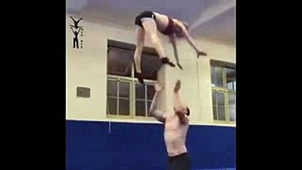 【超人・神業】美人女性がハイヒールを履いたままするフットボールテクニックが凄い！