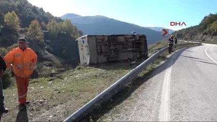 Düzce'de Yolcu Midibüsü Devrildi: 12 Yaralı