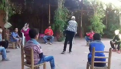 Farah animatrice d'une séance de lancers de ballon