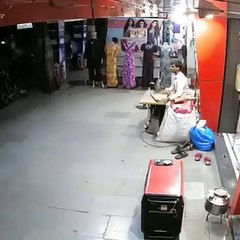 ان صاحب کی قسمت اچھی تھی جو اس جان لیوا حادثے میں بال بال بچ گئے۔ ویڈیو: بابر سلہری۔ مسقط