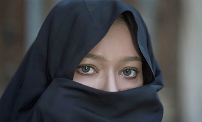 İranlı Yönetmenin Filminde Rol Alan Nurgül Yeşilçay, Çarşafa Girdi