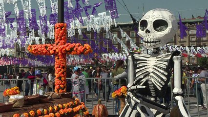 Mexique: Hommage aux victimes du séisme pour le Jour des Morts