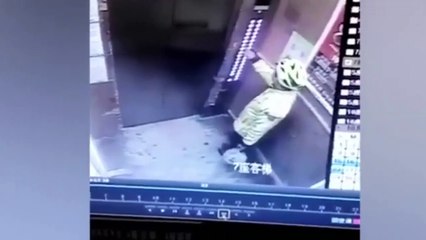 Quand ton livreur de pizza mange et crache dans ta commande...