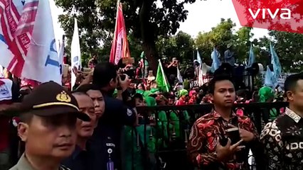 Sandiaga Uno Temui Buruh yang Demo di Balai Kota