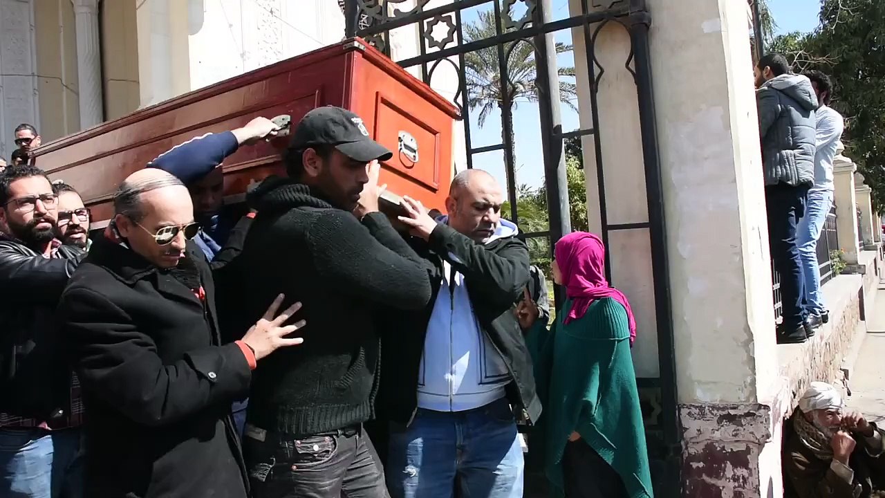 بالفيديو - امير كرارة يودع والده الى مثواه الاخير