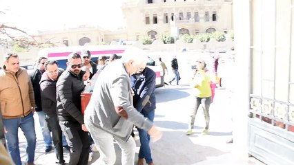 بالفيديو - أمير كرارة يحمل جثمان والده