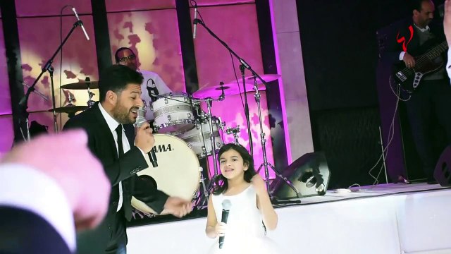 كاميرا لها: شاهدوا الطفلة التي خطفت الأنظار وهي تغني مع محمد حماقي