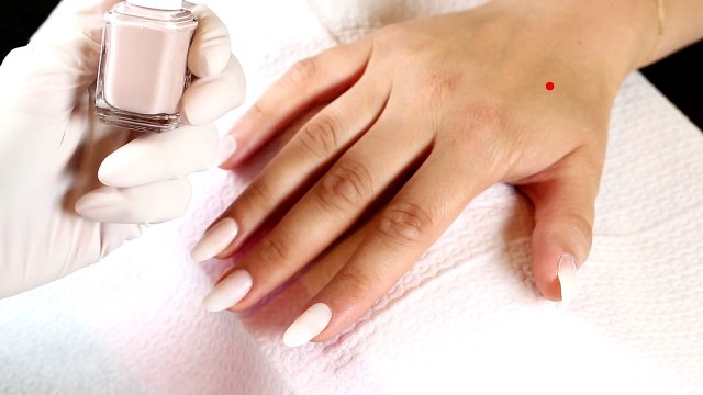 أظافر على الطريقة الفرنسية بلون العنب... تعلمي كيف