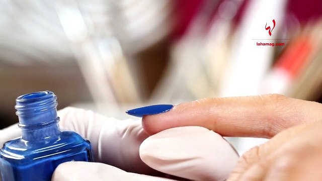 تعلمي رسم الورود على أظافرك الملونة بسهولة