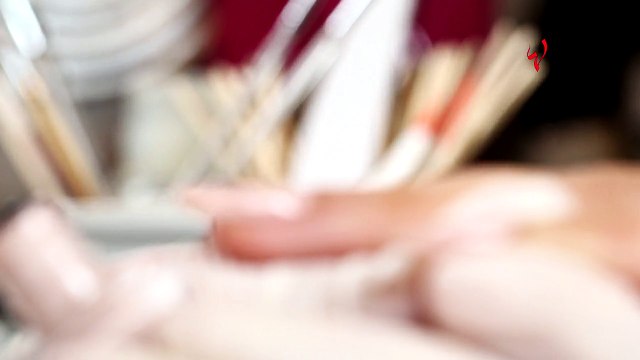 تعلمي كيف تضعين الستراس على أظافرك