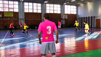 Un entraîneur frappe un arbitre de Futsal (Ukraine)
